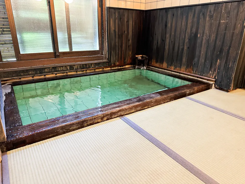 源泉かけ流しの内湯 2